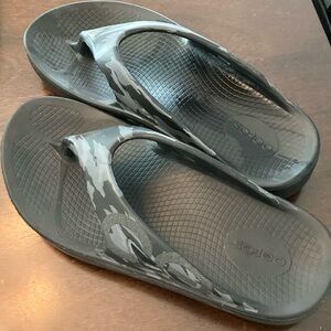 OOFOS black camouflage, women’s size 9.